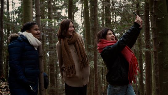 Fünf junge Frauen im Gespräch