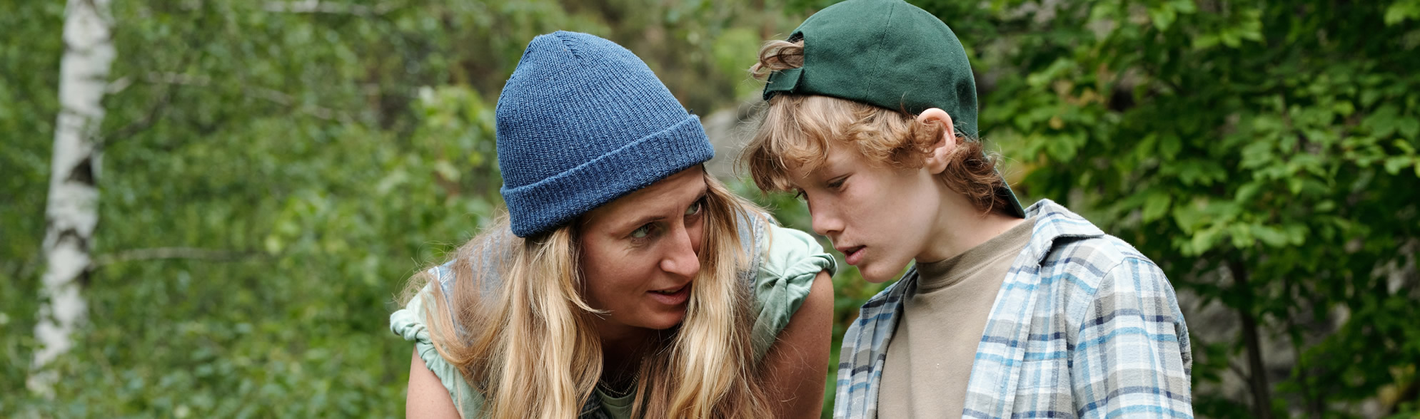 Eine Mutter und ihr Kind diskutieren