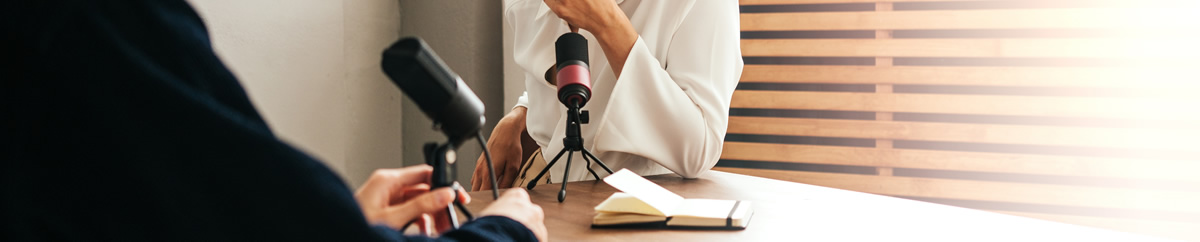 Im Rahmen eines Podcasts unterhalten sich zwei Frauen.